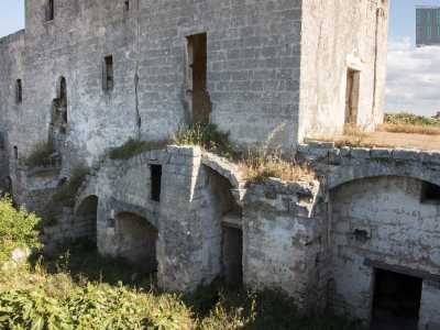 Accediamo al giardino invaso dalla vegetazione e attraverso delle scale esterne in gran parte crollate ci avventuriamo all�interno